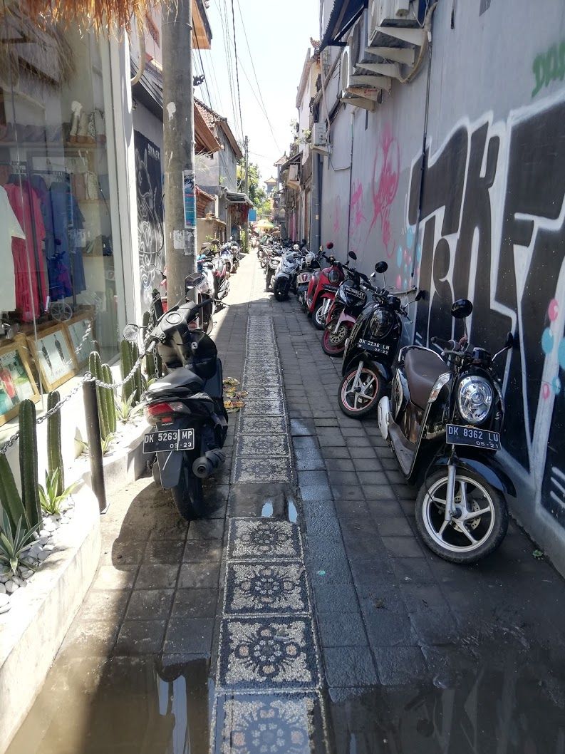En stille gade i den travle by Ubud.